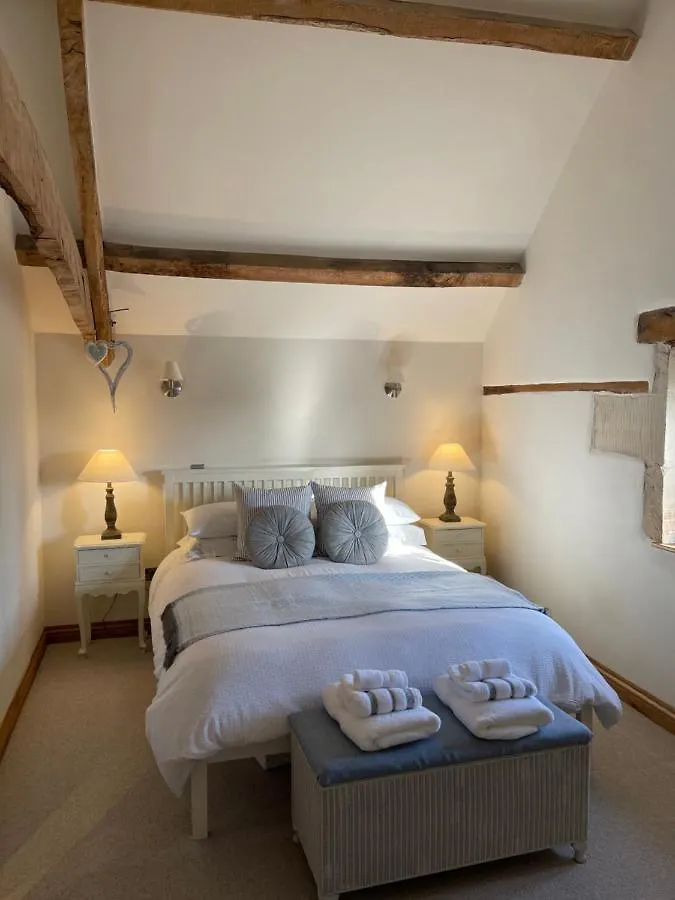 The Cider Barn - Spacious First Floor Apartment Set Within Barn Conversion Cheltenham