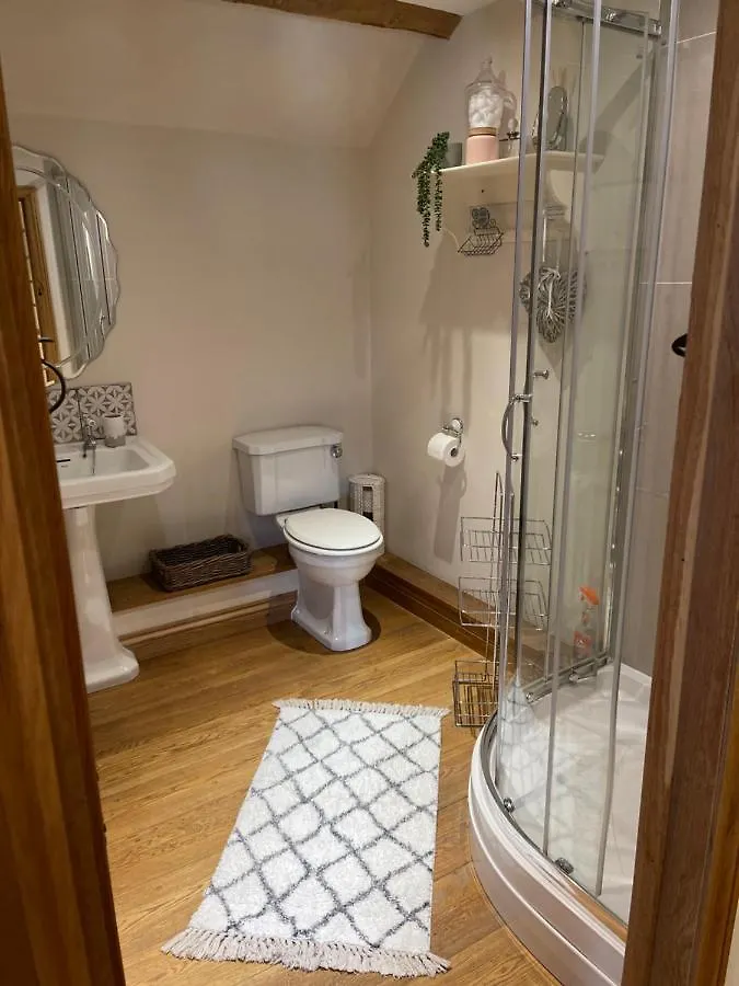 The Cider Barn - Spacious First Floor Apartment Set Within Barn Conversion Cheltenham
