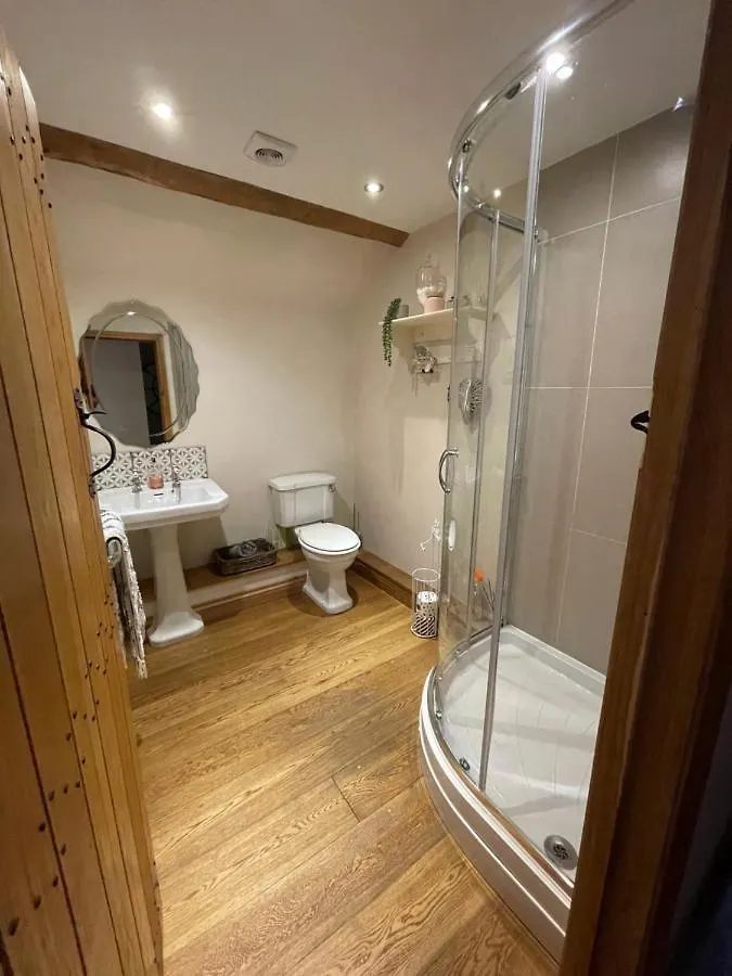 The Cider Barn - Spacious First Floor Apartment Set Within Barn Conversion Cheltenham