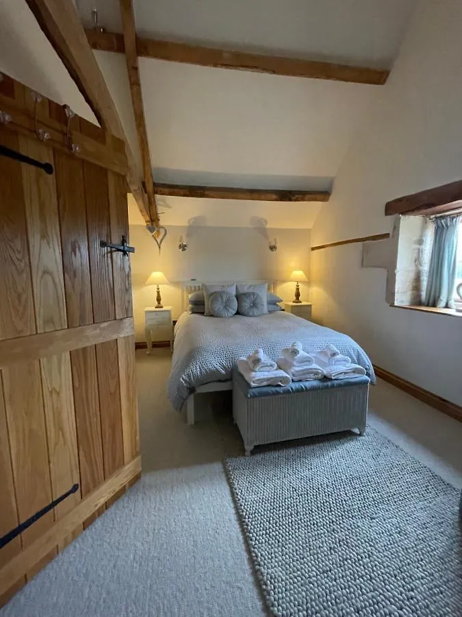 The Cider Barn - Spacious First Floor Apartment Set Within Barn Conversion Cheltenham