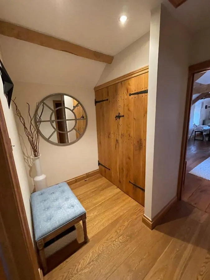 The Cider Barn - Spacious First Floor Apartment Set Within Barn Conversion Cheltenham