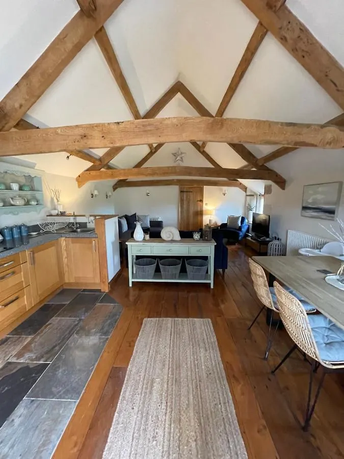 The Cider Barn - Spacious First Floor Apartment Set Within Barn Conversion Cheltenham